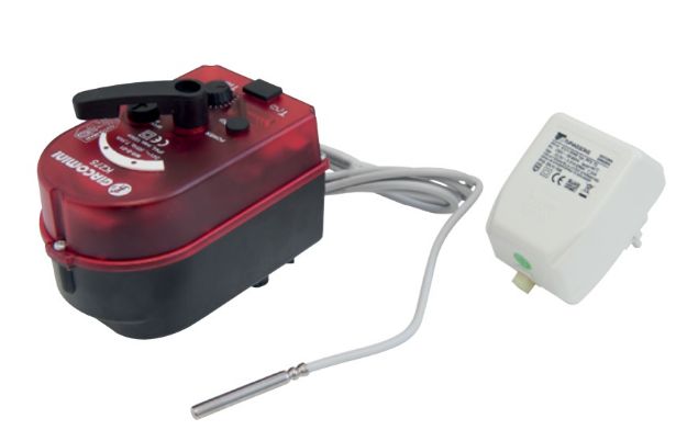 Kép Giacomini K275Y002 állítómotor Hidraulikus blokkra 230V/24V, digitális hőmérséklet kijelzővel, távérzékelővel