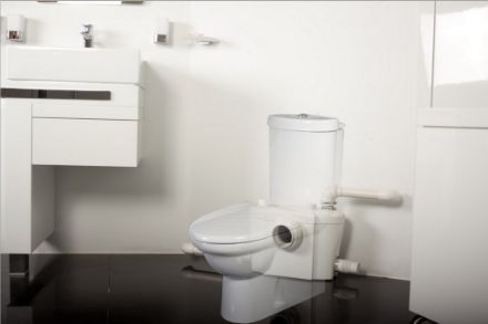 Mutassa a/az Sanipump Optimum WC+3 szennyvízátemelő, 1db felső csonk és 2db oldalsó csonk, darálós WC részleteit Kép Sanipump Optimum WC+3 szennyvízátemelő, 1db felső csonk és 2db oldalsó csonk, darálós WC