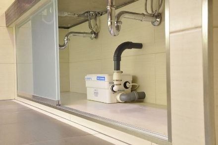 Mutassa a/az Sanipump Optimum SH-2 szennyvízátemelő 2db oldalsó csonk és egy kondenzátum csonk részleteit Kép Sanipump Optimum SH-2 szennyvízátemelő 2db oldalsó csonk és egy kondenzátum csonk