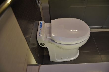 Mutassa a/az Sanipump Prestige 55 WC-vel egybeépített szennyvízátemelő, lecsapódásmentes ülőkével részleteit Kép Sanipump Prestige 55 WC-vel egybeépített szennyvízátemelő, lecsapódásmentes ülőkével