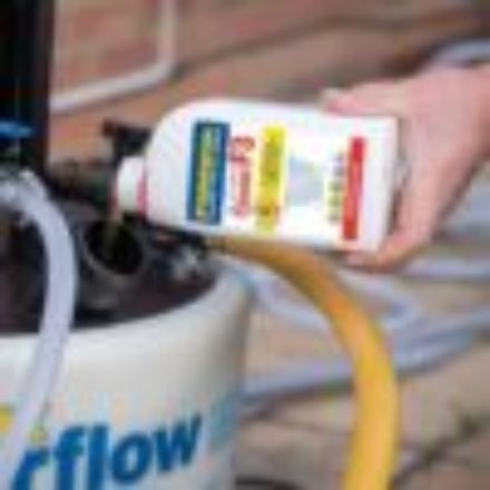 Mutassa a/az Fernox Cleaner F3 500 ml, tisztító folyadék fütési rendszerekhez részleteit Kép Fernox Cleaner F3 500 ml, tisztító folyadék fütési rendszerekhez