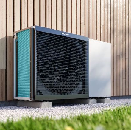 Mutassa a/az Daikin Altherma 3 fűtési/hűtési levegő-víz monoblokkos hőszivattyú, 11 kW-os teljesítmény, egyfázisú részleteit Kép Daikin Altherma 3 fűtési/hűtési levegő-víz monoblokkos hőszivattyú, 11 kW-os teljesítmény, egyfázisú