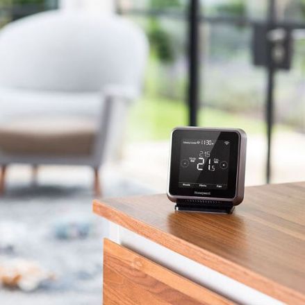 Mutassa a/az Honeywell Lyric T6R Wi-Fi rádiófrekvenciás okostermosztát szett részleteit Kép Honeywell Lyric T6R Wi-Fi rádiófrekvenciás okostermosztát szett