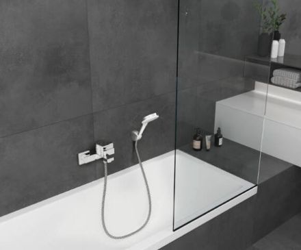 Mutassa a/az Hansgrohe Vernis Shape egykaros kádcsaptelep falsíkon kívüli szereléshez részleteit Kép Hansgrohe Vernis Shape egykaros kádcsaptelep falsíkon kívüli szereléshez
