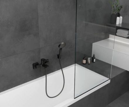 Mutassa a/az Hansgrohe Vernis Shape egykaros kádcsaptelep falsíkon kívüli szereléshez, matt fekete részleteit Kép Hansgrohe Vernis Shape egykaros kádcsaptelep falsíkon kívüli szereléshez, matt fekete