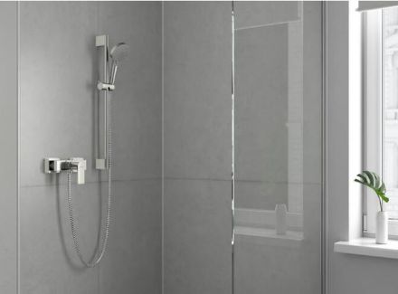 Mutassa a/az Hansgrohe Vernis Shape egykaros zuhanycsaptelep falsíkon kívüli szereléshez részleteit Kép Hansgrohe Vernis Shape egykaros zuhanycsaptelep falsíkon kívüli szereléshez