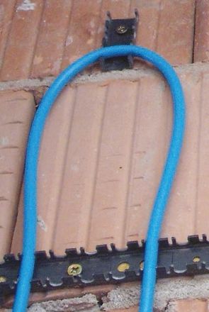 Mutassa a/az Pipelife rögzítősín D10 mm-es csőhöz, falra vagy mennyezetre 2 méter hosszú részleteit Kép Pipelife rögzítősín D10 mm-es csőhöz, falra vagy mennyezetre 2 méter hosszú