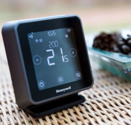 Mutassa a/az Honeywell Lyric T6R Wi-Fi rádiófrekvenciás okostermosztát szett részleteit Kép Honeywell Lyric T6R Wi-Fi rádiófrekvenciás okostermosztát szett