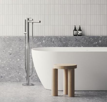 Mutassa a/az Ravak Spring SG 080.00CR.RB07A Padlón álló kádcsaptelep, zuhanyszettel, fényes króm, R-Box-hoz részleteit Kép Ravak Spring SG 080.00CR.RB07A Padlón álló kádcsaptelep, zuhanyszettel, fényes króm, R-Box-hoz